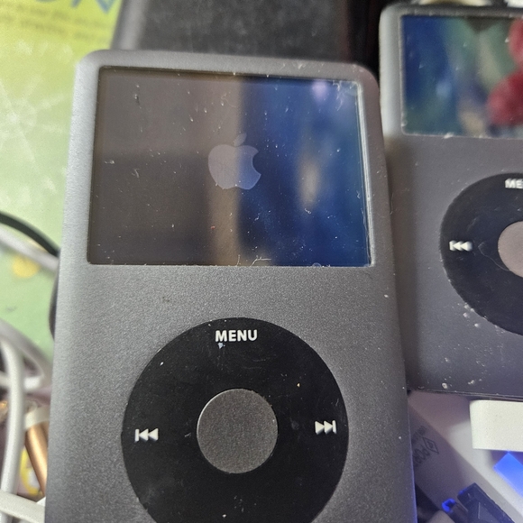 Ipods classics and adapters - Picture 4 of 4